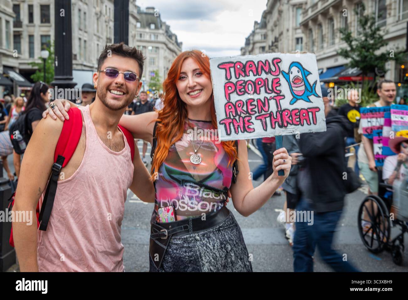 Demonstranten mit Plakaten während des London Trans Pride 2025 Stockfoto