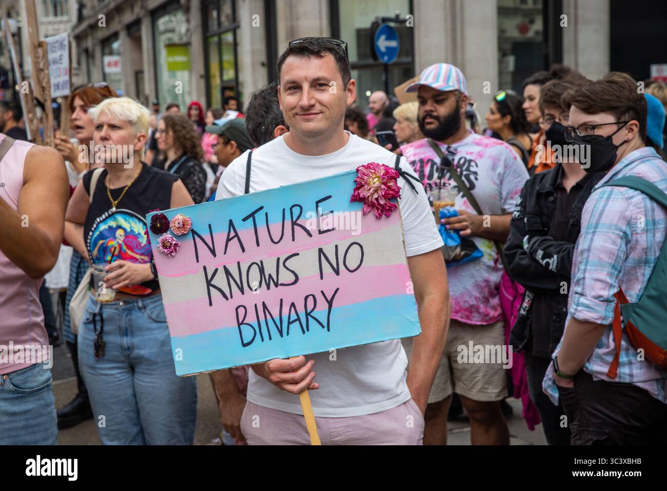 Demonstranten mit Plakaten während des London Trans Pride 2025 Stockfoto