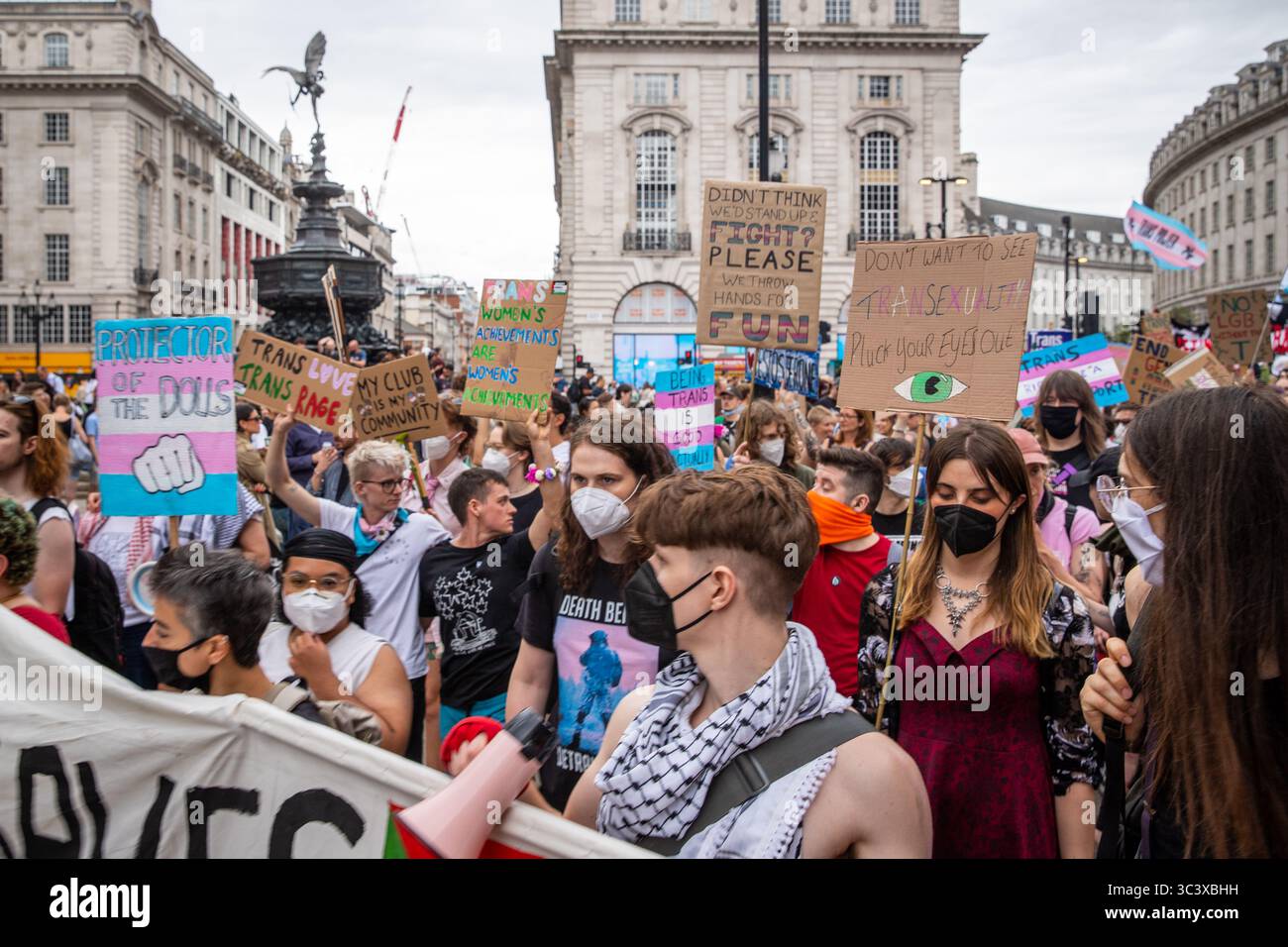 Demonstranten mit Plakat im Piccadilly Circus während des London Trans Pride 2025 Stockfoto