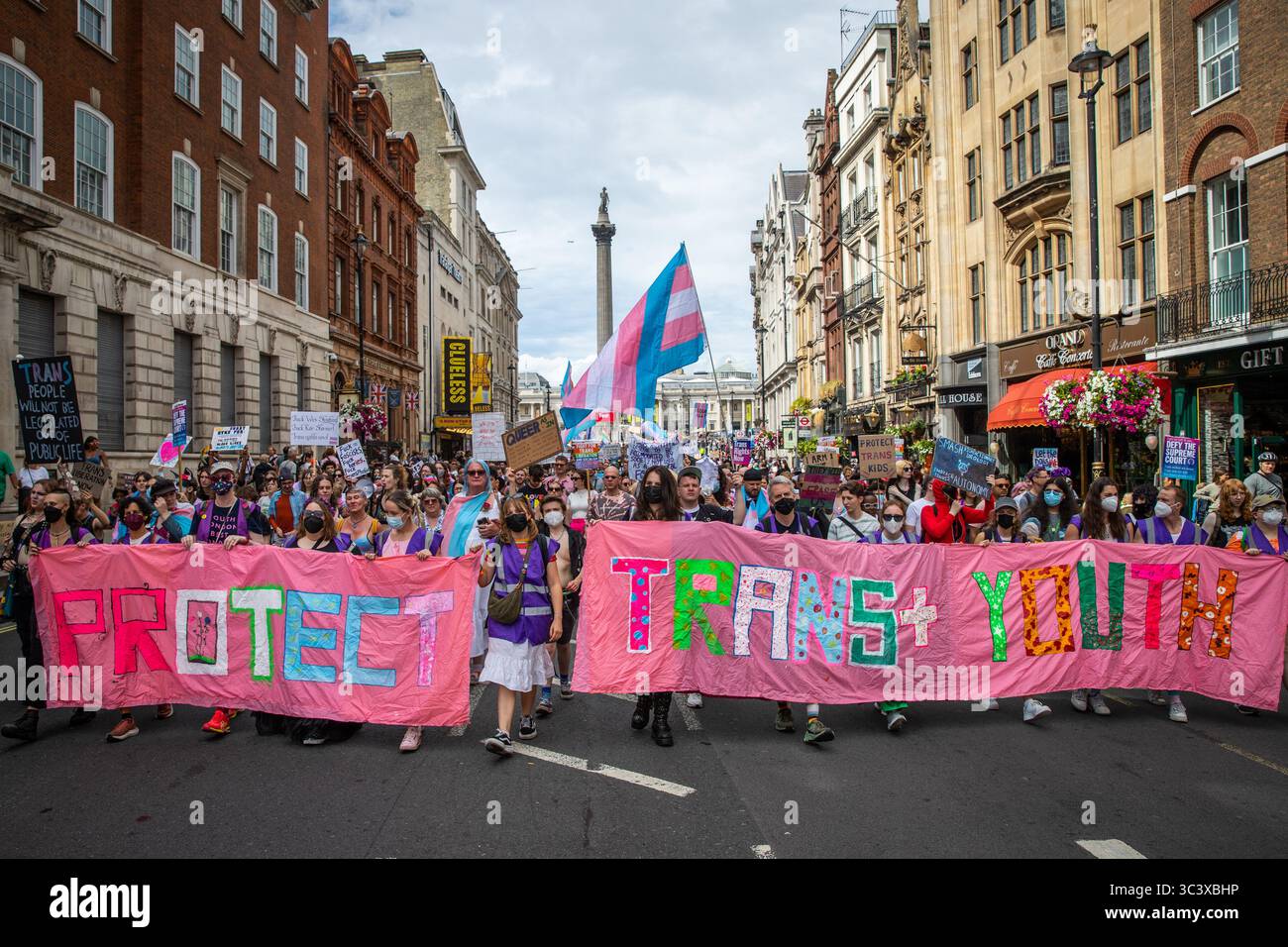 London Trans Pride 2025 in Whitehall mit Bannern und Plakaten Stockfoto