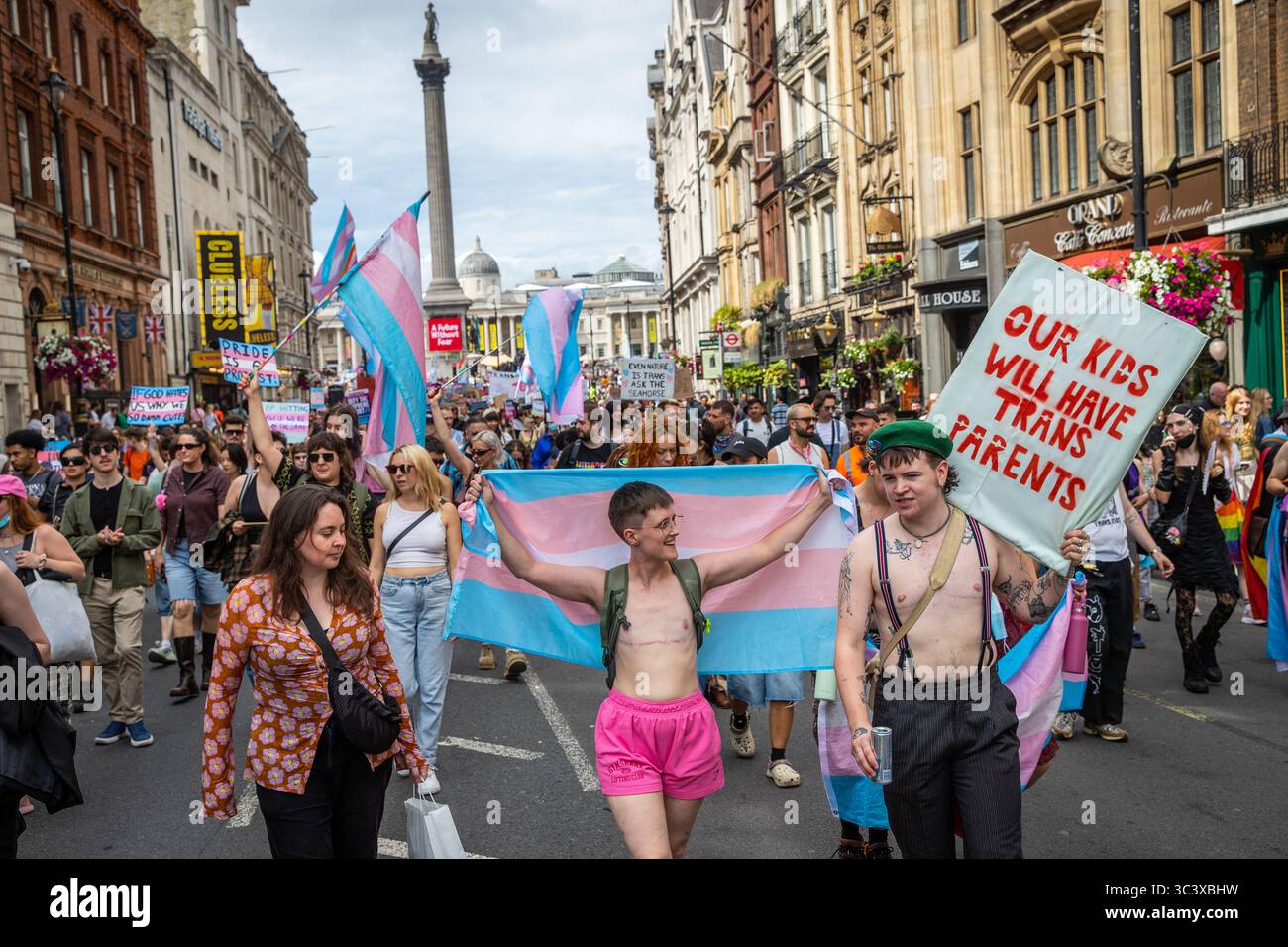 London Trans Pride 2025 in Whitehall mit Bannern und Plakaten Stockfoto