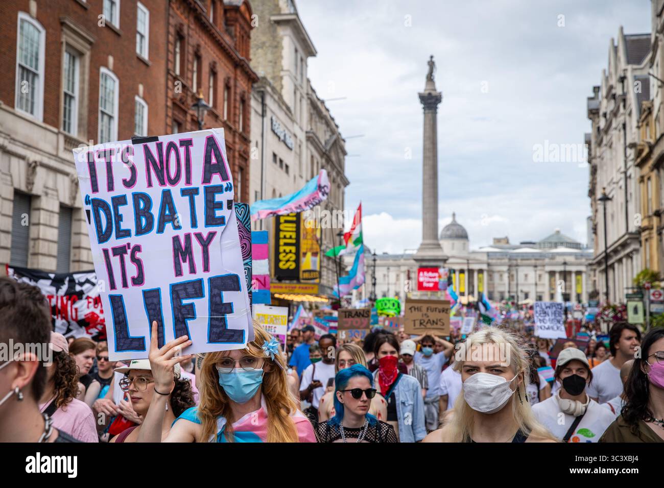 London Trans Pride 2025 in Whitehall mit Bannern und Plakaten Stockfoto