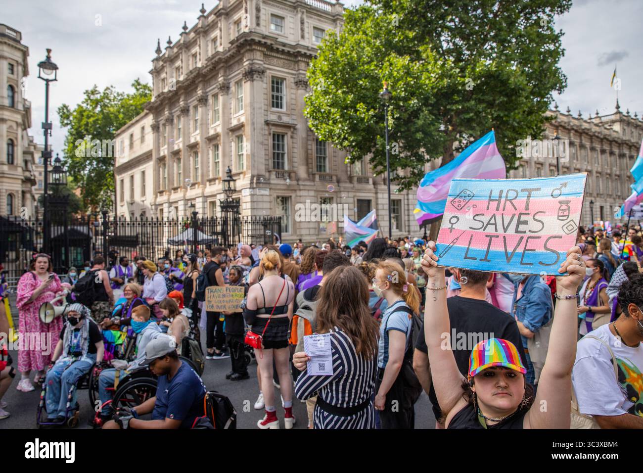 Demonstrant vor der Downing Street während des London Trans Pride 2025 Stockfoto