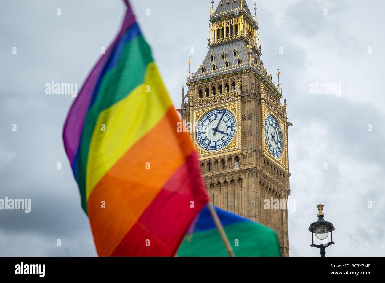 Regenbogenfahne vor „Big ben“ während des London Trans Pride 2025 Stockfoto