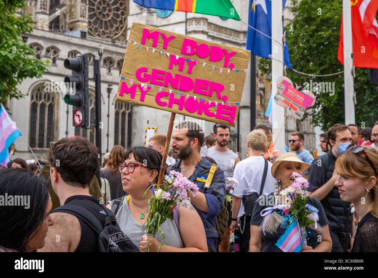 Demonstranten mit Plakat während des London Trans Pride 2025 Stockfoto