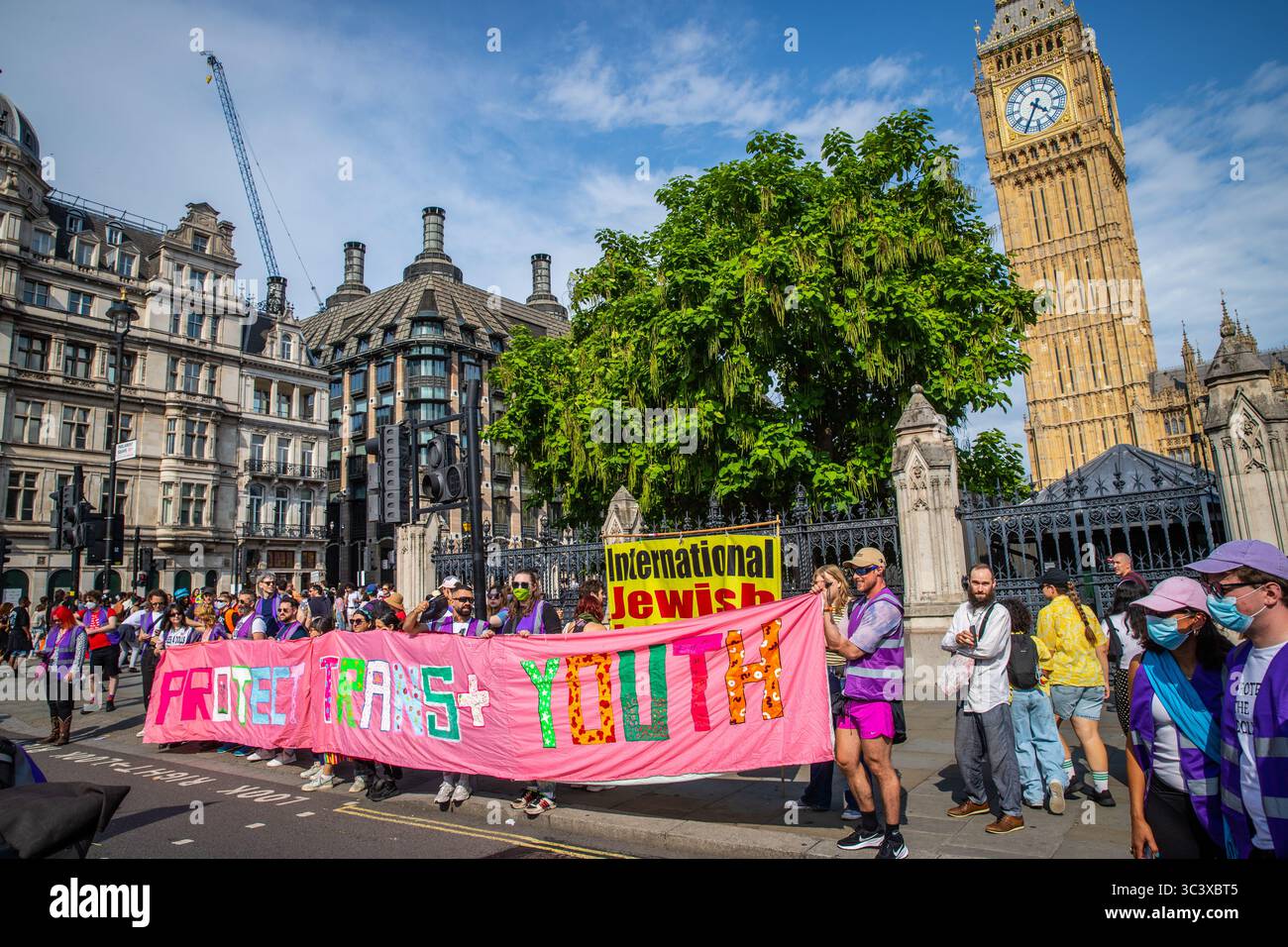 „Protect Trans Youth“-Banner vor dem Palace of Westminster während des London Trans Pride 2025 Stockfoto