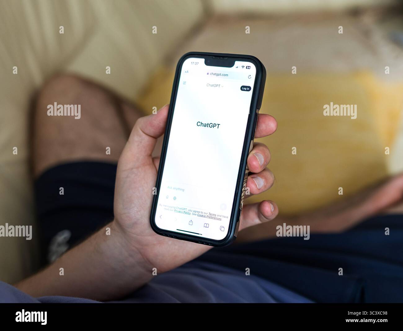 Warschau, Polen, 07 27 2025: Nahaufnahme des Smartphone-Bildschirms mit GPT-Chat, der im mobilen Browser ausgeführt wird, mittels KI-Chat auf dem Mobiltelefon Stockfoto