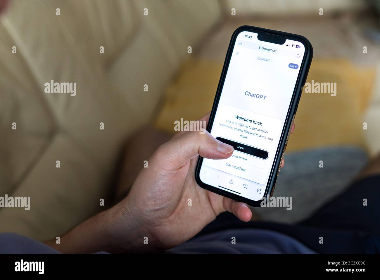 Warschau, Polen, 07 27 2025: Nahaufnahme des Smartphone-Bildschirms mit GPT-Chat, der im mobilen Browser ausgeführt wird, mittels KI-Chat auf dem Mobiltelefon Stockfoto