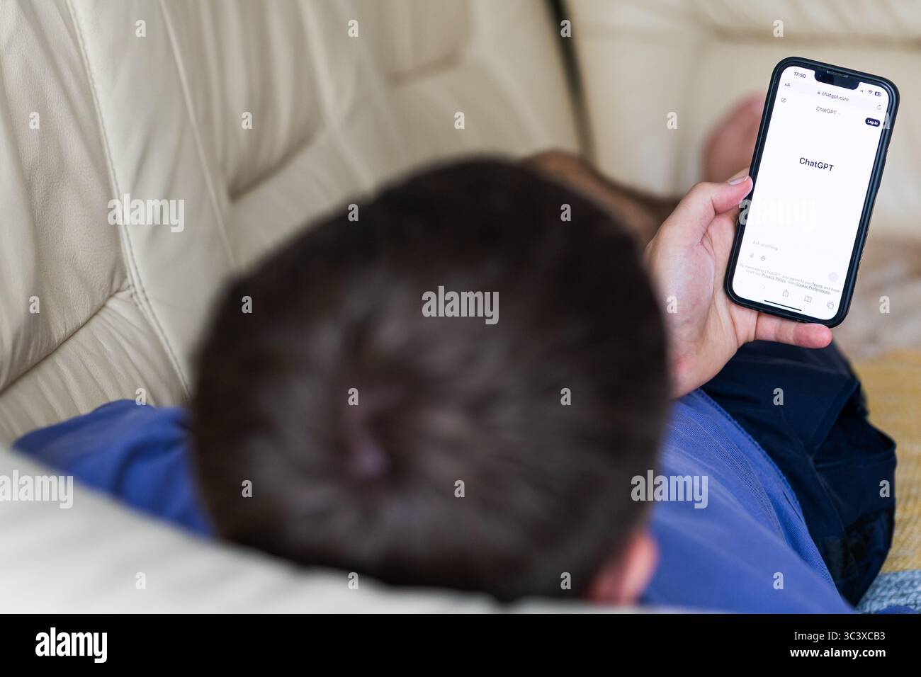 Warschau, Polen, 07 27 2025: Nahaufnahme des Smartphone-Bildschirms mit GPT-Chat, der im mobilen Browser ausgeführt wird, mittels KI-Chat auf dem Mobiltelefon Stockfoto