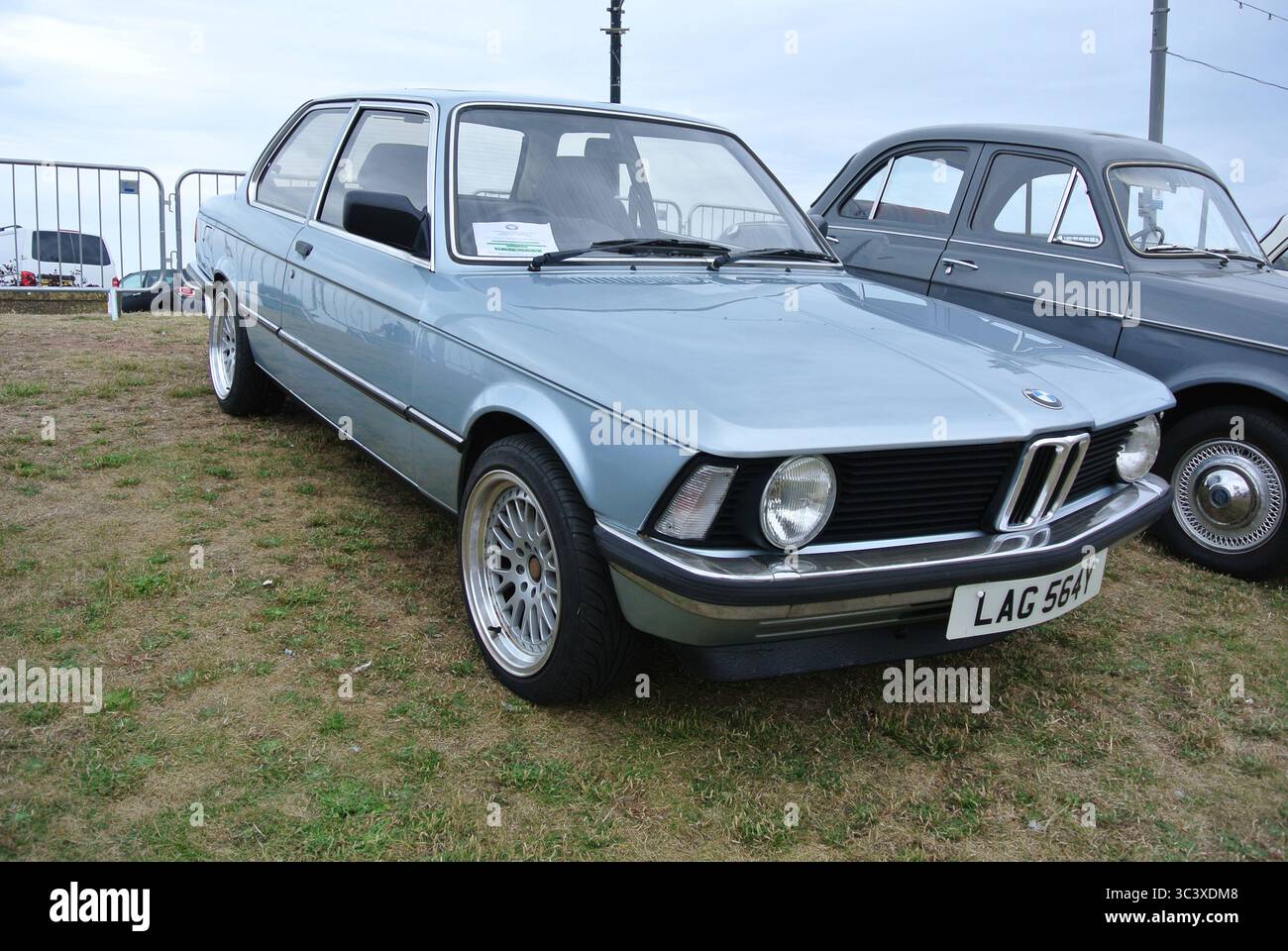 Ein BMW 3er 1982 parkte auf der englischen Oldtimer-Ausstellung Riviera in Paignton, Devon, England, Großbritannien. Stockfoto