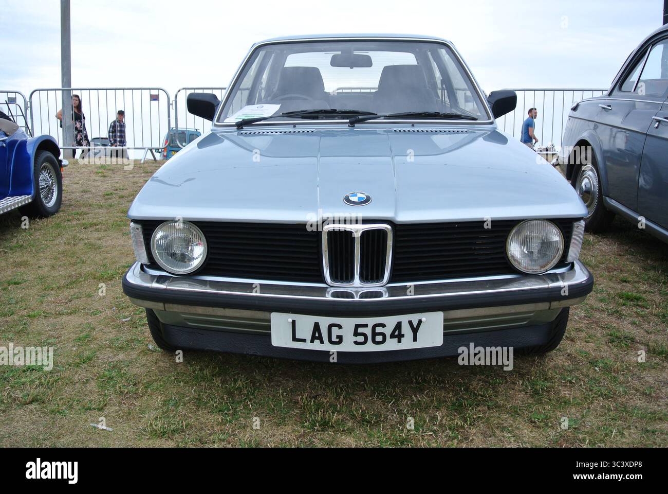 Ein BMW 3er 1982 parkte auf der englischen Oldtimer-Ausstellung Riviera in Paignton, Devon, England, Großbritannien. Stockfoto