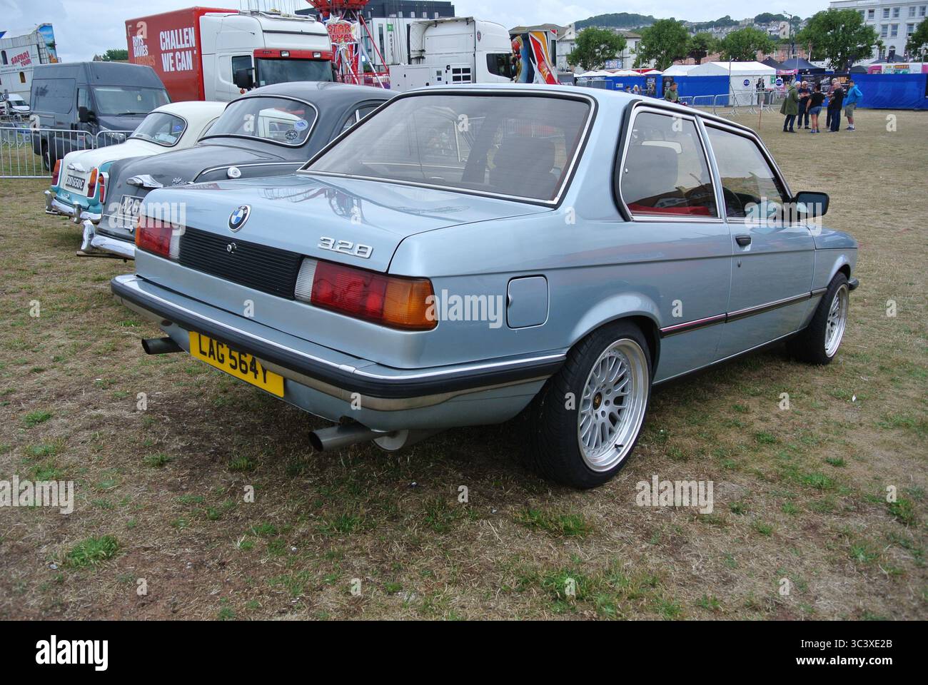 Ein BMW 3er 1982 parkte auf der englischen Oldtimer-Ausstellung Riviera in Paignton, Devon, England, Großbritannien. Stockfoto