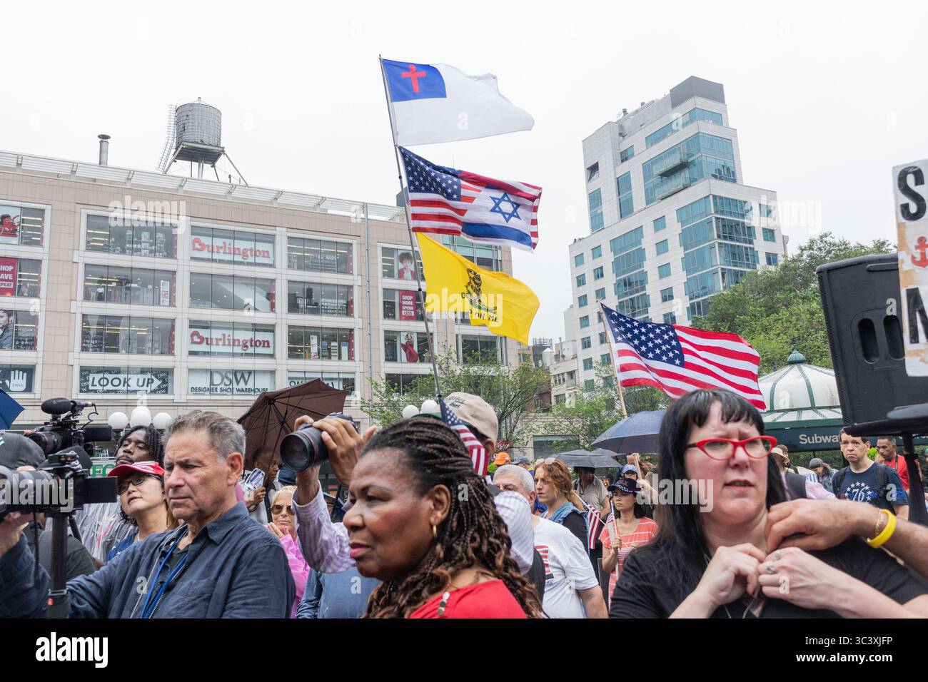 New York, NY, 27. Juli 2025: Wenige Dutzende Aktivisten demonstrieren gegen den Demokratischen Sozialismus, der von Brandon Straka von Walkaway veranstaltet wird, insbesondere gegen den Bürgermeister der Demokratischen Partei Zohran Mamdani, der sich selbst als demokratischer Sozialist bezeichnet, am 27. Juli 2025 auf dem Union Square in New York. Quelle: Lev Radin/Alamy News Live Stockfoto