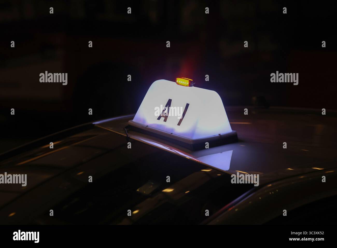 Ein Taxi, bei dem ein paar Buchstaben fehlen, steht in einem Taxistand in Sydney, Australien. Stockfoto