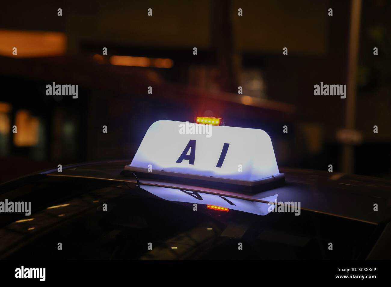 Ein Taxi, bei dem ein paar Buchstaben fehlen, steht in einem Taxistand in Sydney, Australien. Stockfoto