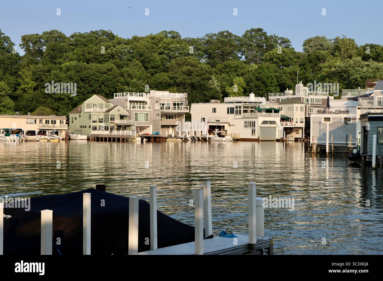 Houses on Clifton Lagoon by Rocky River and Lake Erie in Ohio, Juli 2025 Stockfoto
