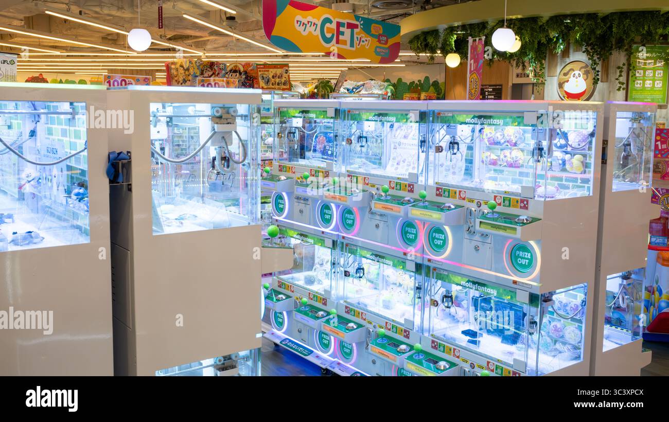Sendai, Japan - 16. April 2025: Krabbenmaschinen werden im Spielzeugbereich des Einkaufszentrums platziert Stockfoto