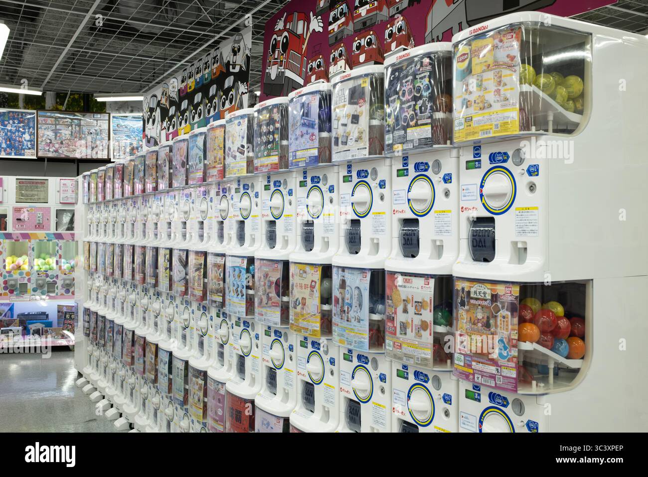 Sendai, Japan - 16. April 2025: Kapselautomaten befinden sich im Spielzeugbereich des Einkaufszentrums Stockfoto