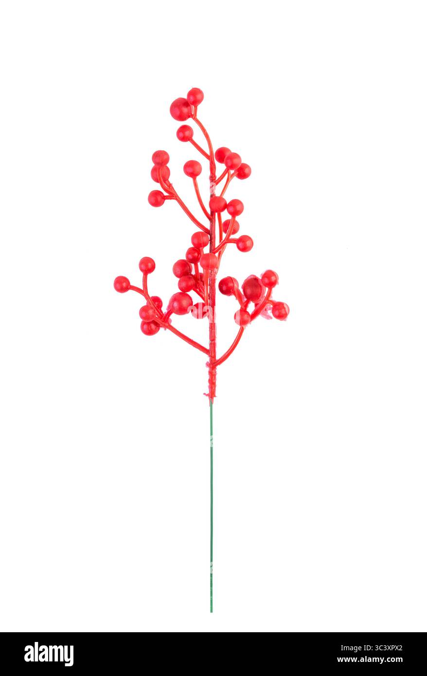 Künstlicher Zweig aus roten Beeren mit metallischem Stiel, ideal für Weihnachtsgeschenke, handgefertigtes Kunsthandwerk und festliche Dekoration Stockfoto