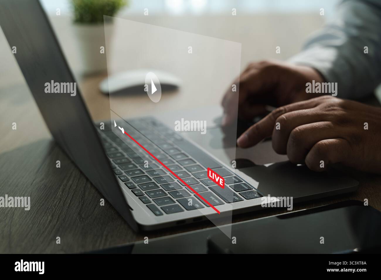 Eine ott-Person, die Video-Streaming über ein Notebook mit holografischer Live-Streaming-Schnittstelle, die über die Tastatur projiziert wird, schafft futuristisch Stockfoto