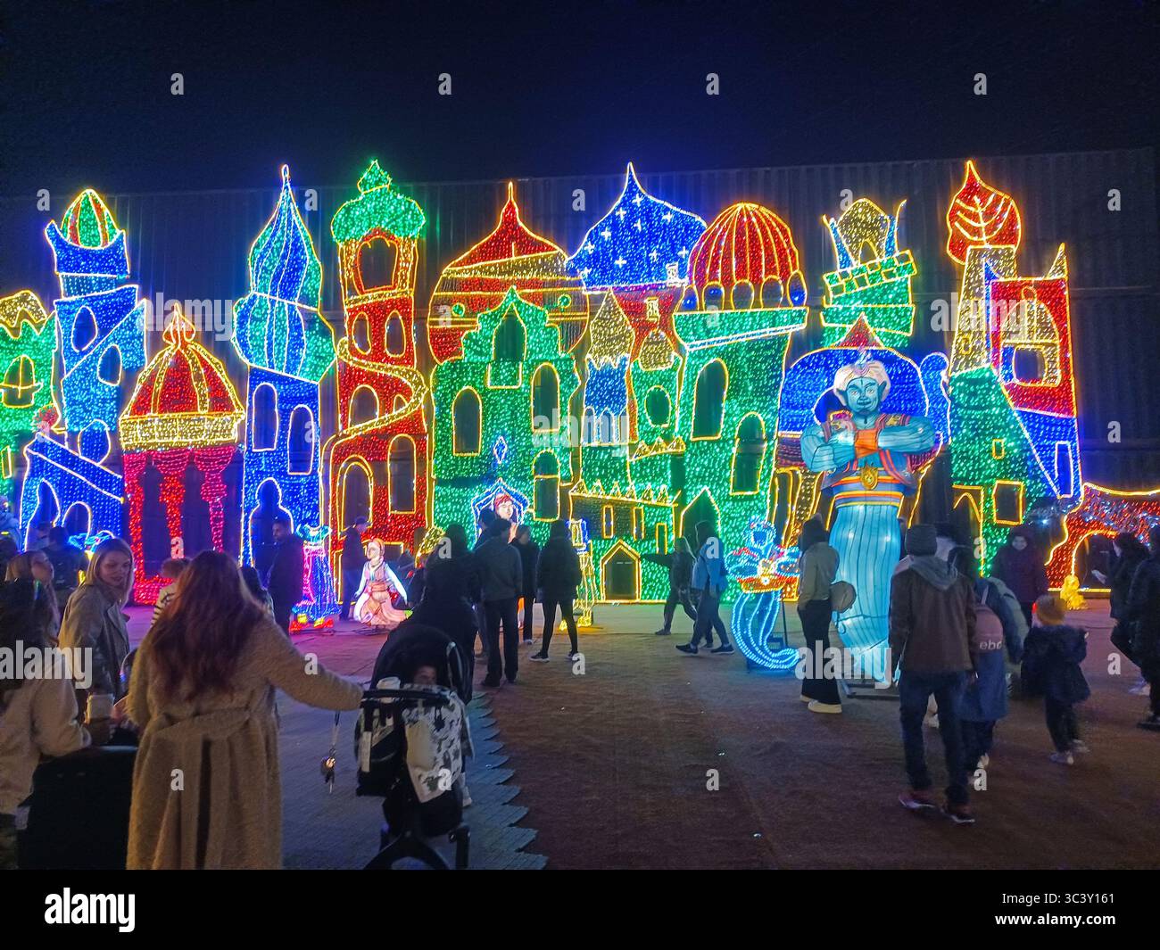 Toronto, ON, Kanada – 18. Oktober 2024: Die massiven Illumi-Lichtstatuen und -Installationen werden auf dem Lichtfestival in Toronto vorgestellt. Stockfoto Toronto, ON, Kanada – 18. Oktober 2024: Die massiven Illumi-Lichtstatuen und -Installationen werden auf dem Lichtfestival in Toronto vorgestellt. Stockfoto