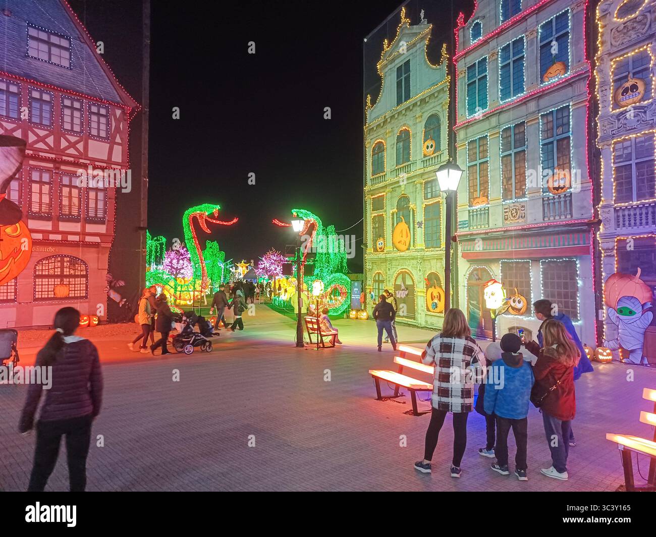 Toronto, ON, Kanada – 18. Oktober 2024: Die massiven Illumi-Lichtstatuen und -Installationen werden auf dem Lichtfestival in Toronto vorgestellt. Stockfoto Toronto, ON, Kanada – 18. Oktober 2024: Die massiven Illumi-Lichtstatuen und -Installationen werden auf dem Lichtfestival in Toronto vorgestellt. Stockfoto