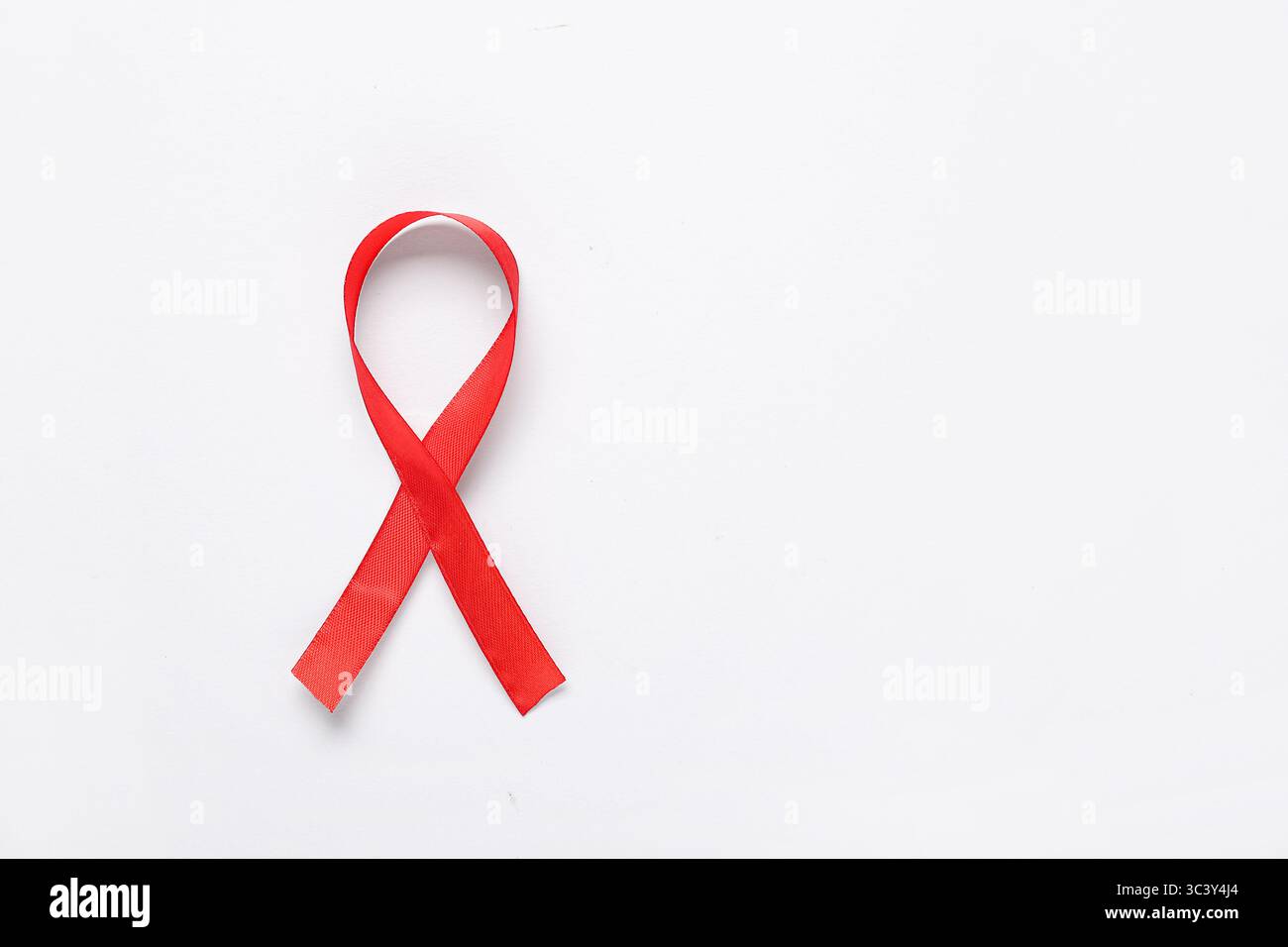 Rotes Band auf weißem Hintergrund. Blutkrebs-Sensibilisierungsmonat Stockfoto