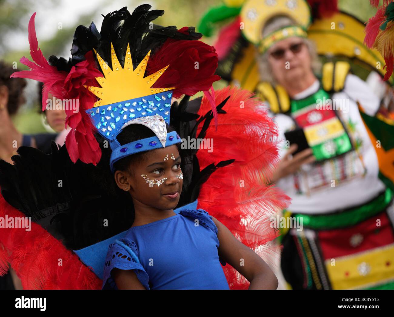 Peking, Kanada. Juli 2025. Ein Kind im Kostüm posiert für Fotos während der Carnival Parade beim Caribbean Days Festival 2025 in Coquitlam, British Columbia, Kanada, 26. Juli 2025. Die zweitägige Veranstaltung bot Livemusik, kulturelle Darbietungen, eine Parade, traditionelle karibische Küche und einen Kunsthandwerksmarkt, der die Lebendigkeit der karibischen Kultur hervorhebt. Quelle: Liang Sen/Xinhua/Alamy Live News Stockfoto