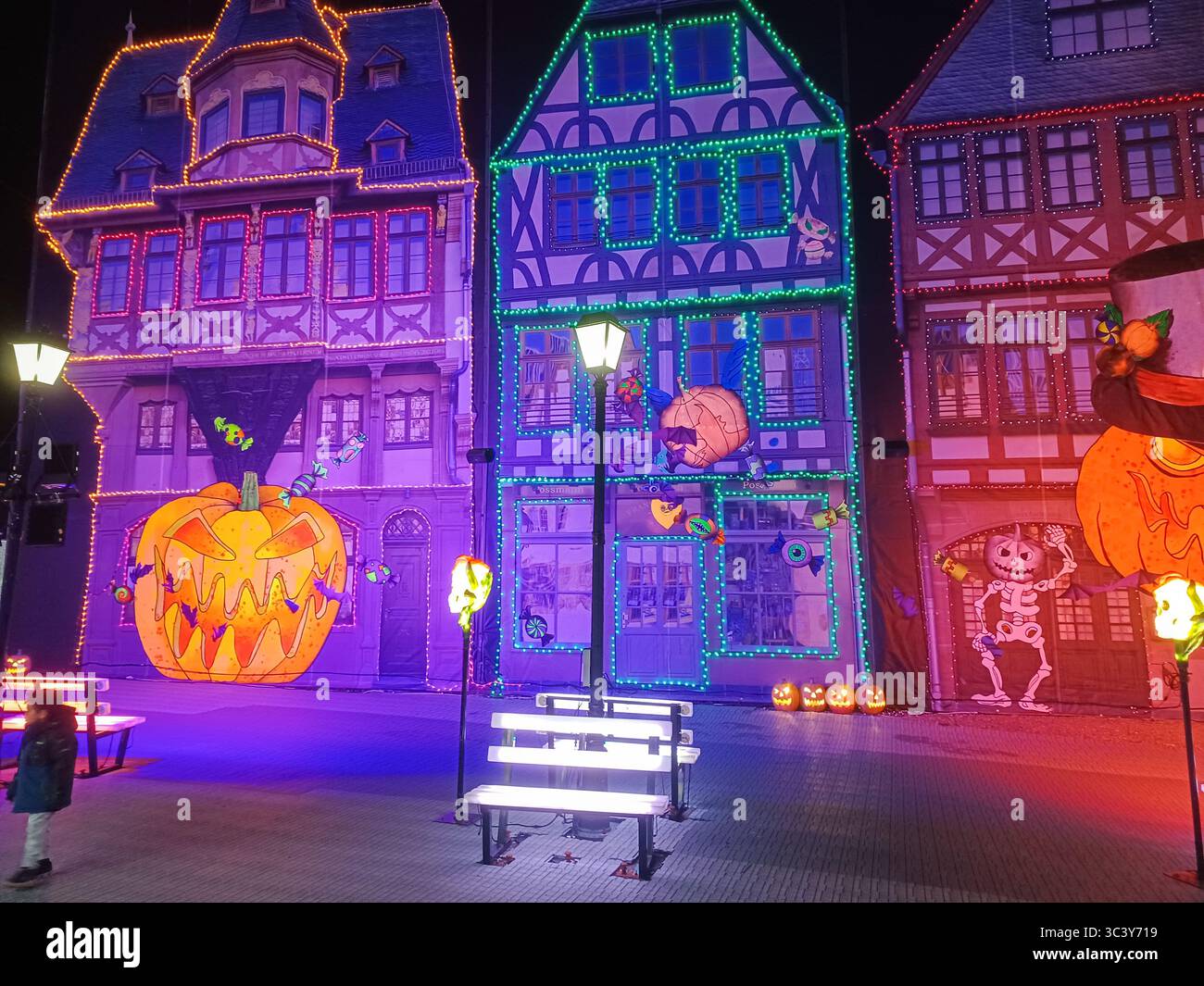 Toronto, ON, Kanada – 18. Oktober 2024: Die massiven Illumi-Lichtstatuen und -Installationen werden auf dem Lichtfestival in Toronto vorgestellt. Stockfoto Toronto, ON, Kanada – 18. Oktober 2024: Die massiven Illumi-Lichtstatuen und -Installationen werden auf dem Lichtfestival in Toronto vorgestellt. Stockfoto