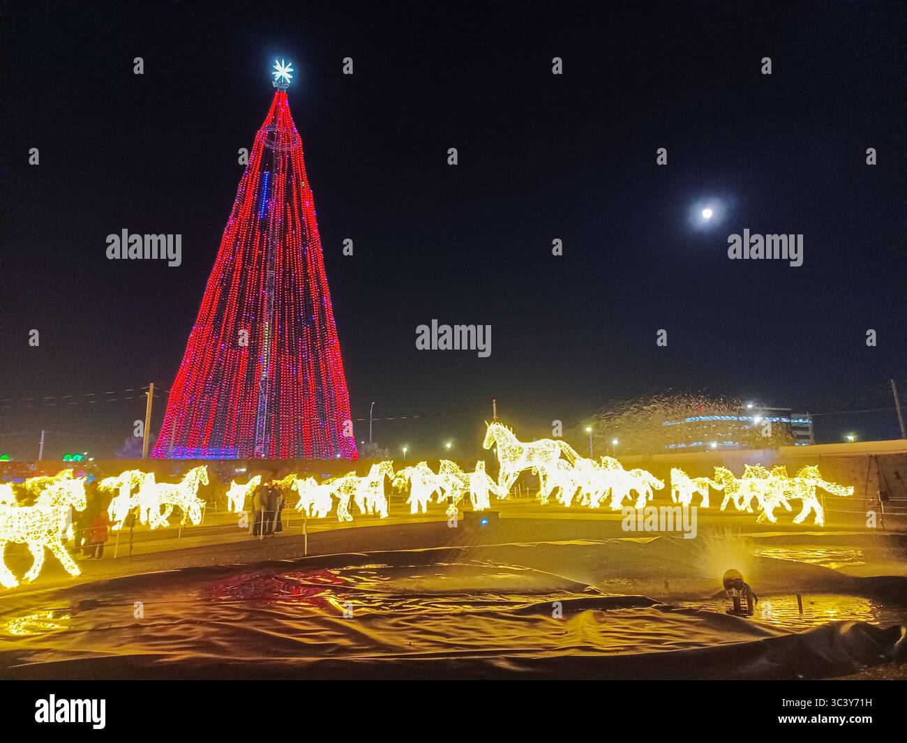 Toronto, ON, Kanada – 18. Oktober 2024: Der massive Illumi-Lichtbaum leuchtet in leuchtenden Farben, während die Dämmerung über dem Lichtfestival in Toronto hereinbricht. Stockfoto Toronto, ON, Kanada – 18. Oktober 2024: Der massive Illumi-Lichtbaum leuchtet in leuchtenden Farben, während die Dämmerung über dem Lichtfestival in Toronto hereinbricht. Stockfoto