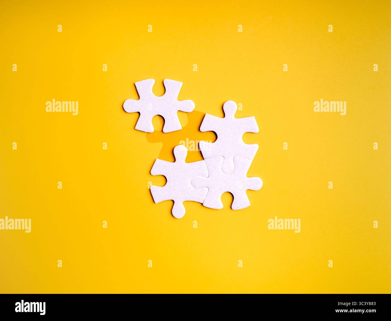 Geschäftslösungen, Problemlösung, Einstellung, Personalbeschaffung, Personalwesen, Partnerschaftskonzept. Das letzte Puzzle wird den MI fertigstellen Stockfoto