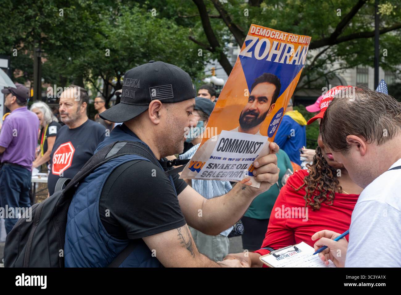 New York, Usa. Juli 2025. Aktivisten und Passanten versammeln sich zu einer Kundgebung gegen den Demokratischen Sozialismus, die von Brandon Straka of Walkaway veranstaltet wird, insbesondere gegen den Bürgermeister der Demokratischen Partei Zohran Mamdani, der sich selbst als demokratischer Sozialist bezeichnet, am Union Square am 27. Juli 2025 in New York City. Quelle: SOPA Images Limited/Alamy Live News Stockfoto