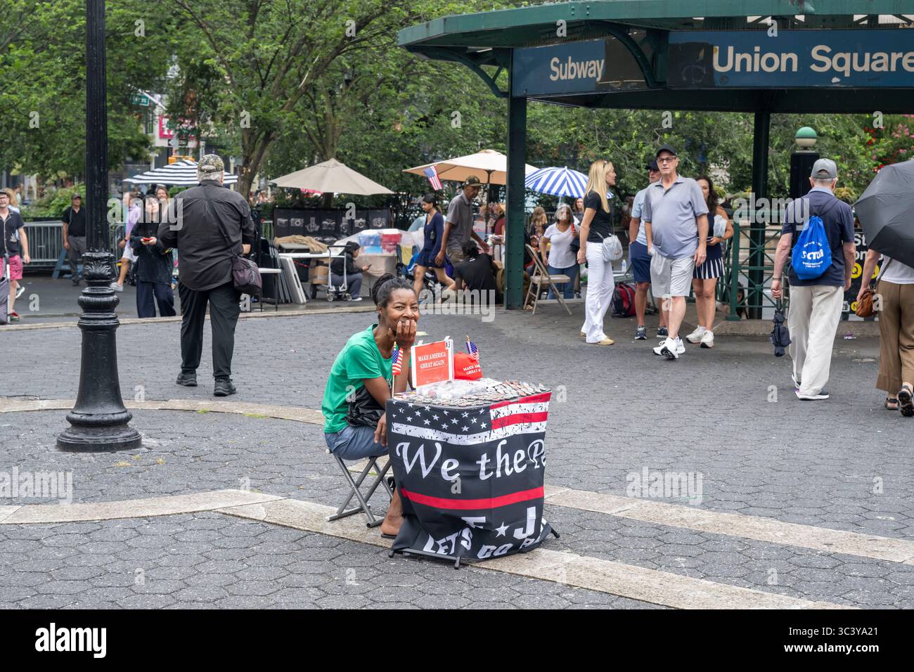 New York, Usa. Juli 2025. Eine aktivistische Verkaufsware während einer Kundgebung gegen den Demokratischen Sozialismus, die von Brandon Straka of Walkaway veranstaltet wurde, insbesondere gegen den Bürgermeister der Demokratischen Partei Zohran Mamdani, der sich selbst als demokratischer Sozialist am Union Square am 27. Juli 2025 in New York City bezeichnet. Quelle: SOPA Images Limited/Alamy Live News Stockfoto