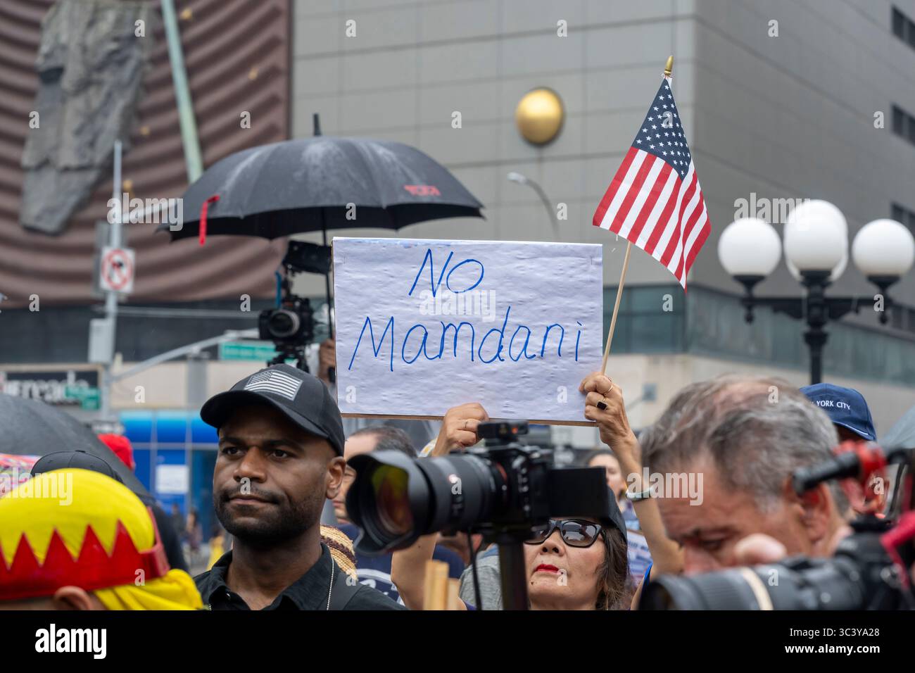 New York, Usa. Juli 2025. Ein Aktivist hält ein No Mamdani-Zeichen bei einer Kundgebung gegen den Demokratischen Sozialismus, die Brandon Straka of Walkaway veranstaltet, insbesondere gegen den Bürgermeister der Demokratischen Partei Zohran Mamdani, der sich selbst als demokratischer Sozialist am Union Square am 27. Juli 2025 in New York City bezeichnet. Quelle: SOPA Images Limited/Alamy Live News Stockfoto