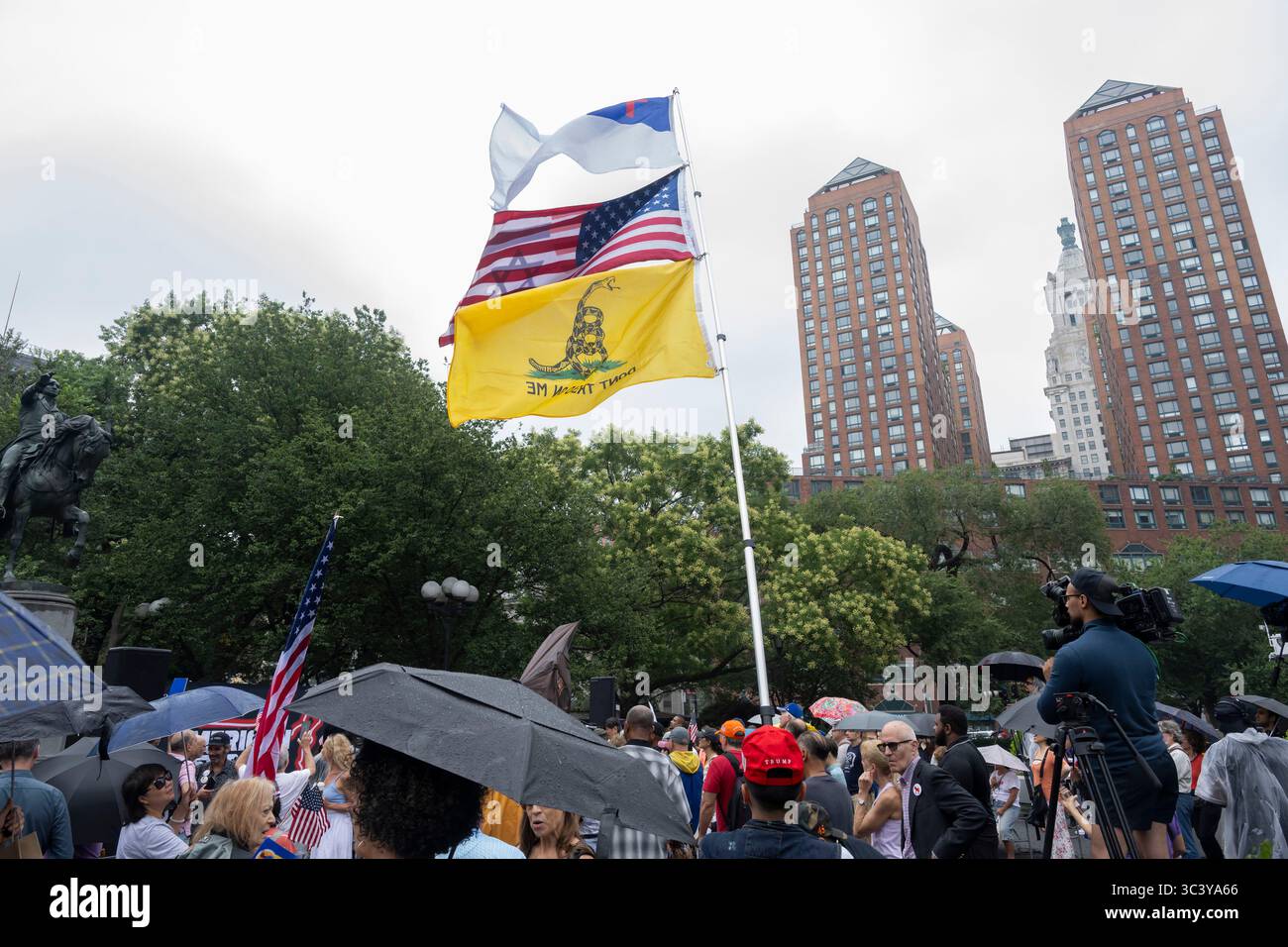 New York, Usa. Juli 2025. Aktivisten und Passanten versammeln sich zu einer Kundgebung gegen den Demokratischen Sozialismus, die von Brandon Straka of Walkaway veranstaltet wird, insbesondere gegen den Bürgermeister der Demokratischen Partei Zohran Mamdani, der sich selbst als demokratischer Sozialist bezeichnet, am Union Square am 27. Juli 2025 in New York City. (Foto: Ron Adar/SOPA Images/SIPA USA) Credit: SIPA USA/Alamy Live News Stockfoto