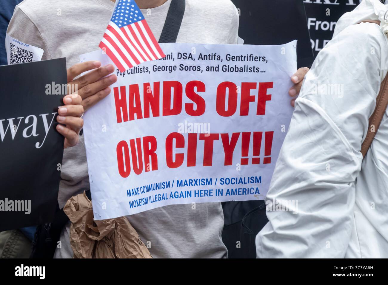 New York, Usa. Juli 2025. Bei einer Kundgebung gegen den Demokratischen Sozialismus, die Brandon Straka of Walkaway veranstaltete, hält ein Aktivist das Schild „HÄNDE UNSERER STADT“, insbesondere gegen den Bürgermeister der Demokratischen Partei Zohran Mamdani, der sich selbst als demokratischer Sozialist am Union Square am 27. Juli 2025 in New York City bezeichnet. (Foto: Ron Adar/SOPA Images/SIPA USA) Credit: SIPA USA/Alamy Live News Stockfoto