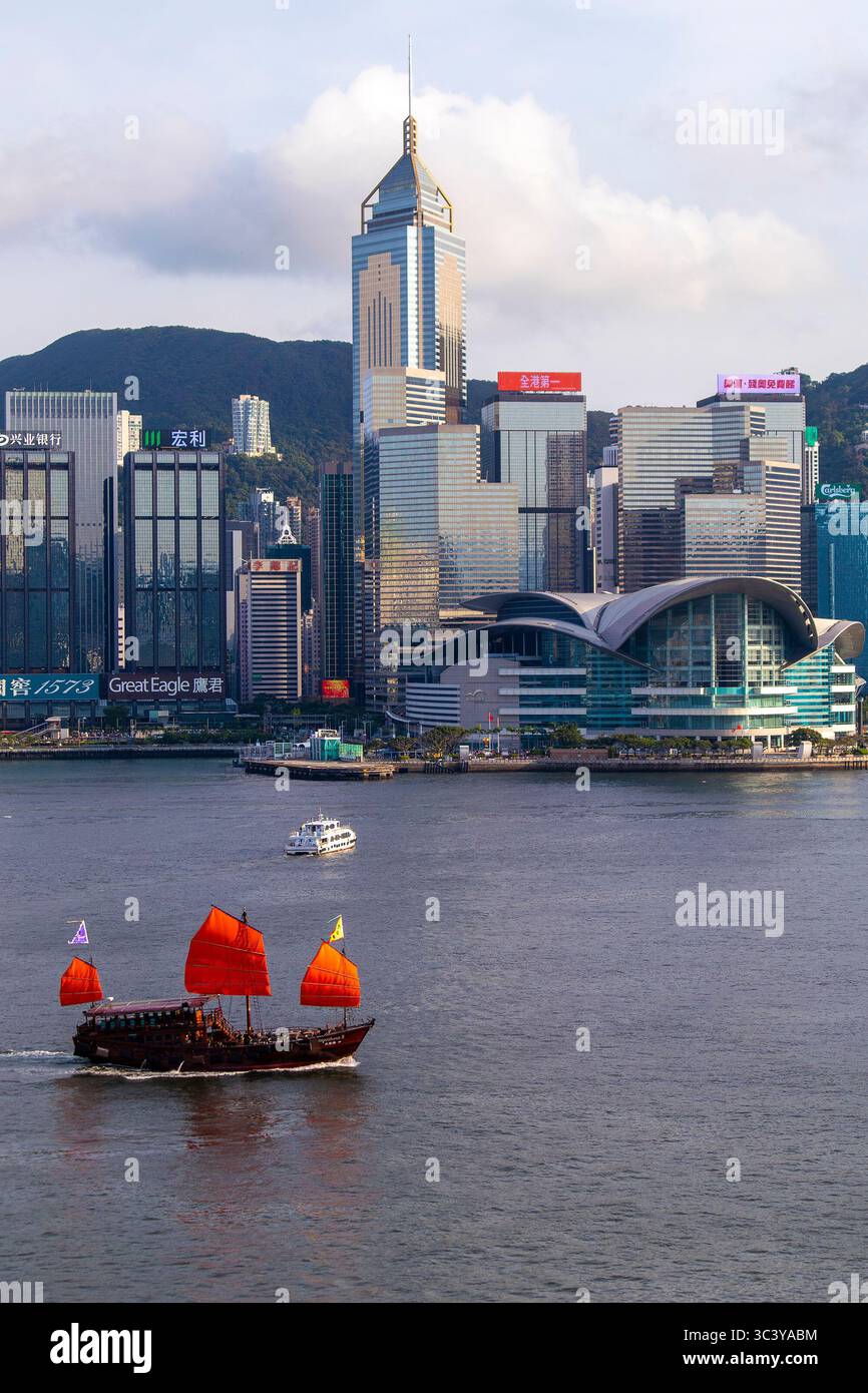 HONGKONG, AUG. 8. August 2024: Das Hong Kong Convention and Exhibition Centre, kurz HKCEC, am Victoria Harbour im Bezirk Wan Chai auf Hong Kong Island. It Stockfoto