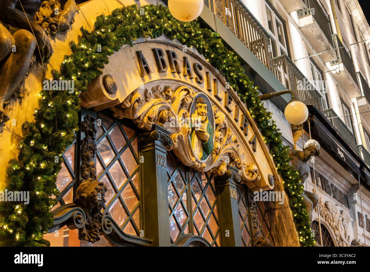 Fassade des Cafe A Brasileira, eines der ältesten und berühmtesten Cafés Lissabons und seit dem 19. jahrhundert Treffpunkt für Intellektuelle, Künstler und Schriftsteller Stockfoto