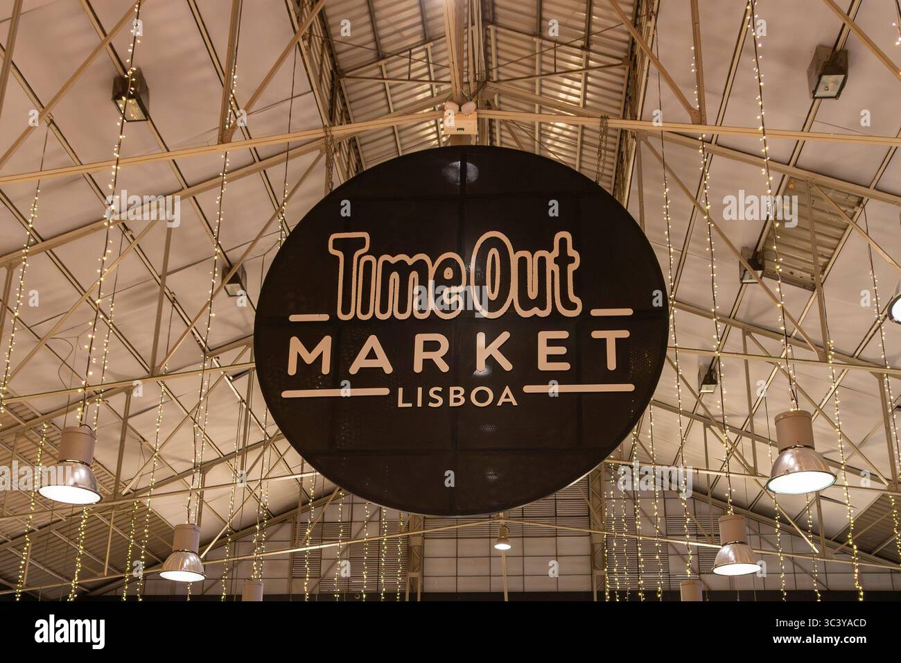 Time Out Market Lisboa, eine trendige Gastronomie im Mercado da Ribeira im Cais do Sodré in Lissabon, Portugal. Der Time-out-Markt wurde in 11 ci eröffnet Stockfoto