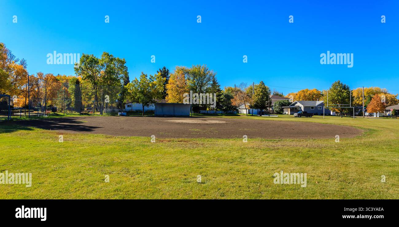 Baseballfeld mit einem unbefestigten Infield und einem Grasfeld. Der Himmel ist klar und blau. Das Feld ist leer. Der A.H. Browne Park befindet sich im Mayfair nei Stockfoto