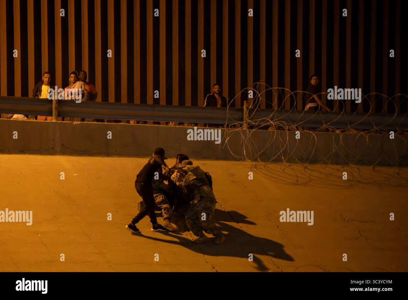Sicherheitshilfe für Migranten in der Nähe des Ziudad Juarez-Zauns. Stockfoto