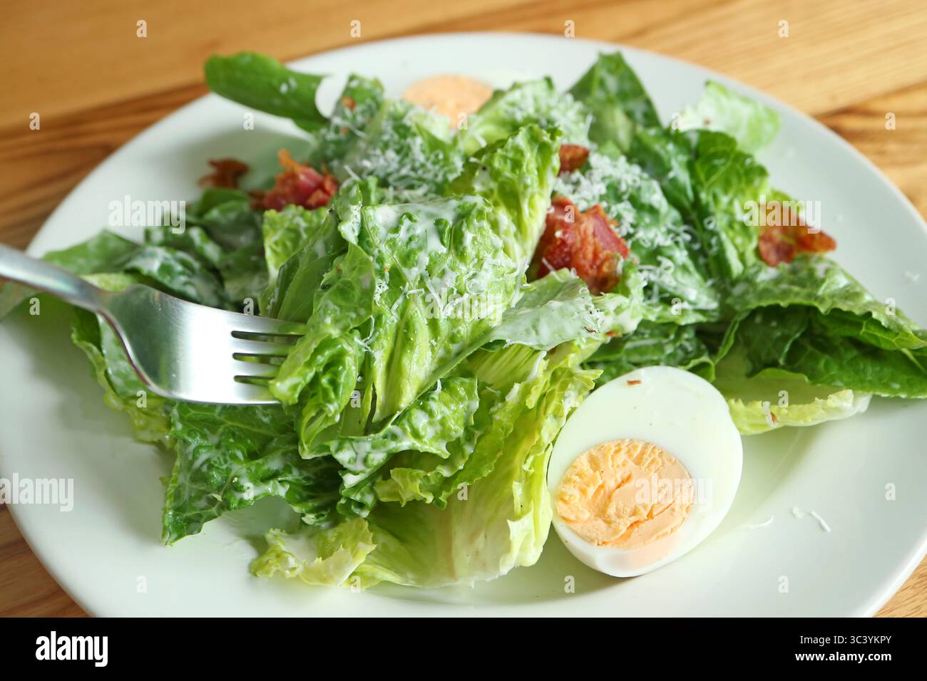 Leckerer Caesar-Salat Mit Gabellöffel Stockfoto