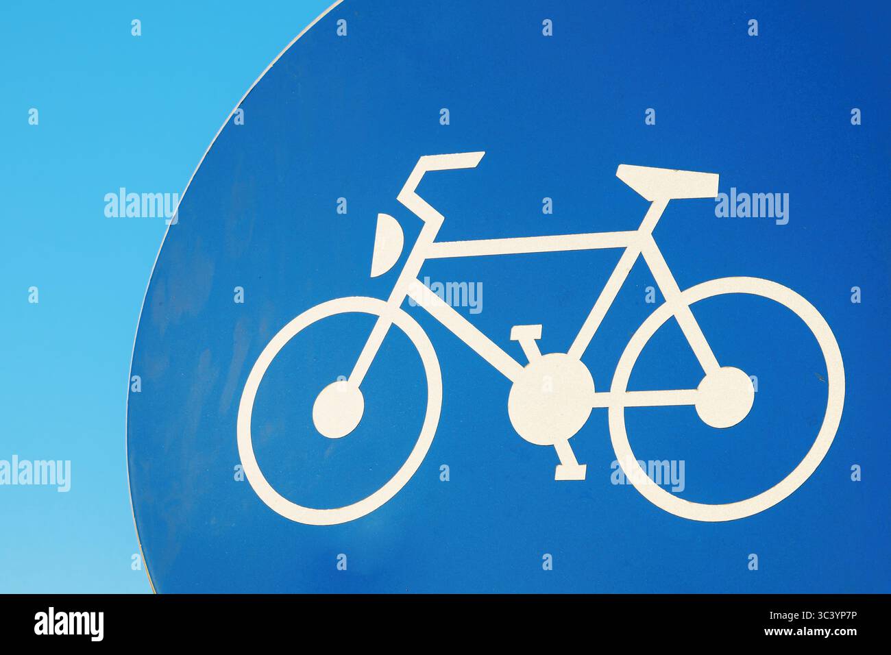 Europäisches Fahrradspurschild mit blauer Kreismarkierung, das Radwege für Radfahrer vor klarem Himmel anzeigt Stockfoto