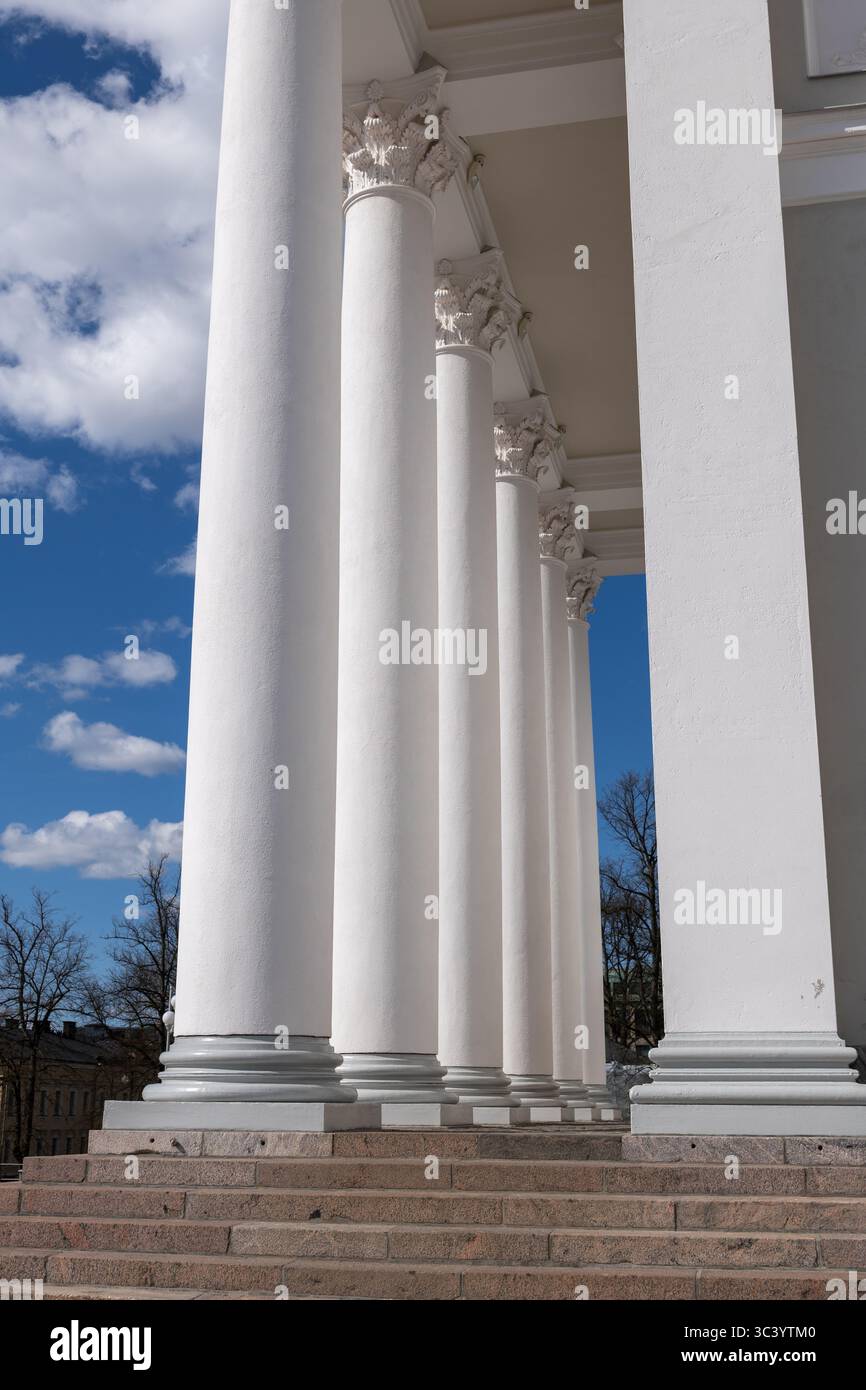 Korinthische Säulen im Portikus der Kathedrale von Helsinki in Helsinki, Finnland. Stockfoto