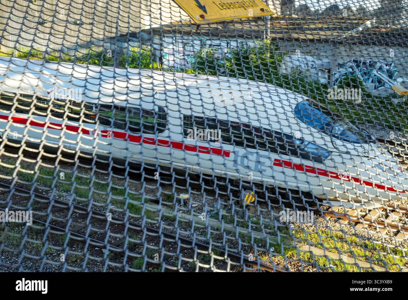 Fahrender Intercity Express (ICE) Zug, hinter Einem Zaun Stockfoto