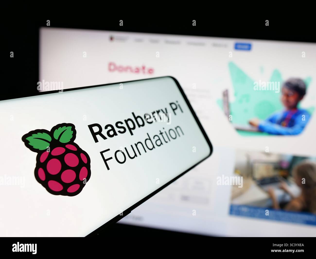 Stuttgart, Deutschland - 12.06.2025: Smartphone mit Logo der Computerorganisation Raspberry Pi Foundation auf dem Bildschirm vor der Website. Stockfoto