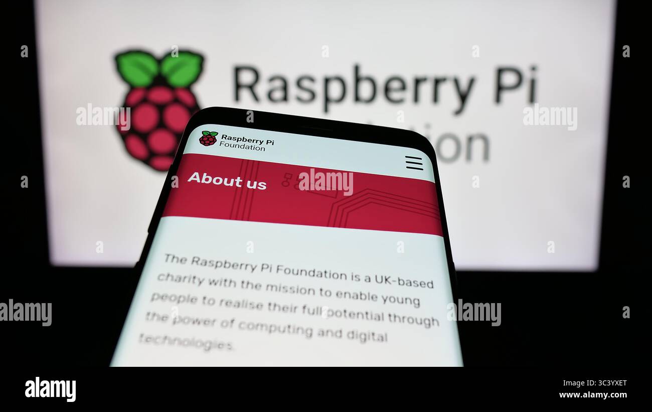 Stuttgart, Deutschland - 06.12.2025: Mobiltelefon mit Website der Computerorganisation Raspberry Pi Foundation auf dem Bildschirm vor dem Logo. Stockfoto