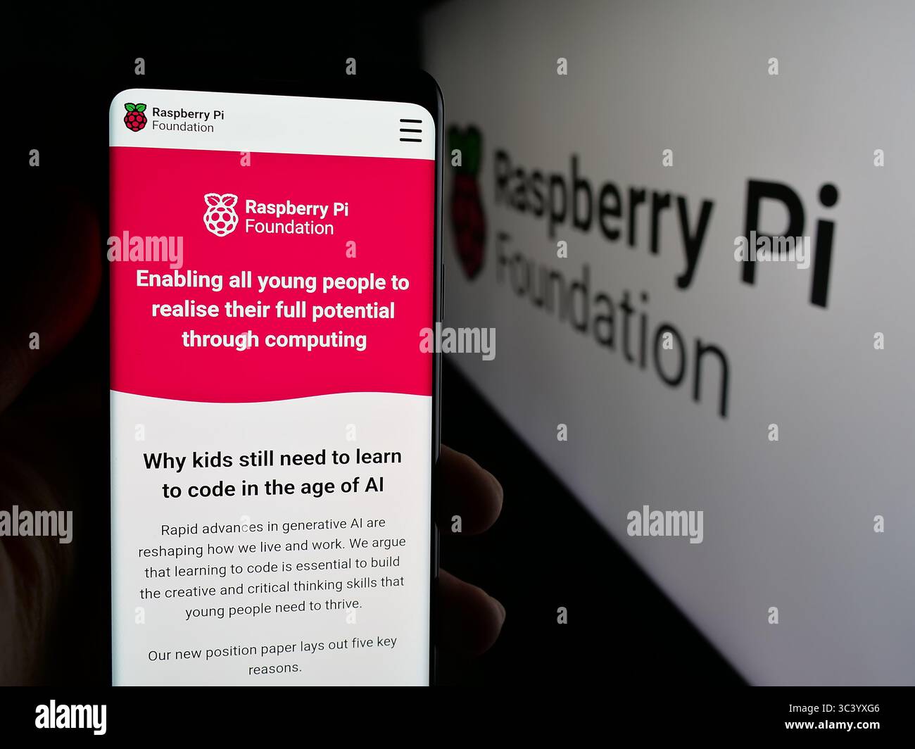 Stuttgart, Deutschland - 06.12.2025: Person, die ein Mobiltelefon hält, mit Webseite der Computerorganisation Raspberry Pi Foundation auf dem Bildschirm vor dem Logo. Stockfoto
