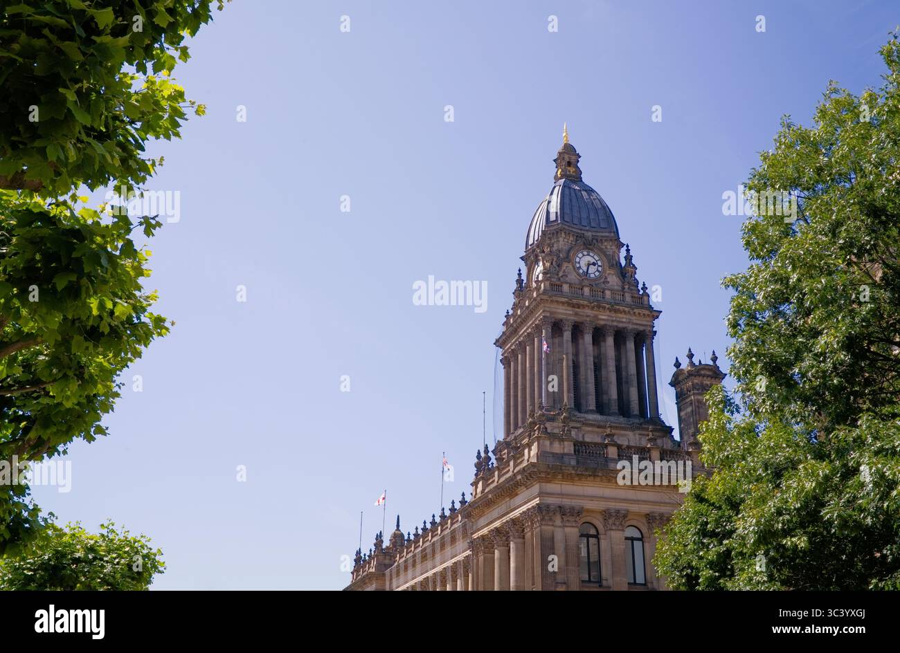 Ich schaue auf das Rathaus von Leeds Stockfoto