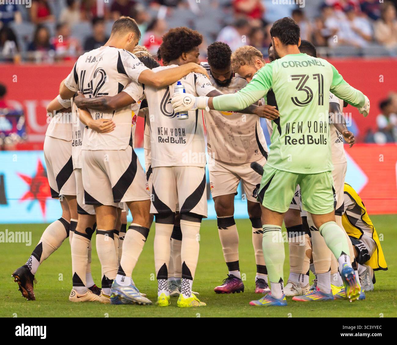 Chicago, Usa. Juli 2025. Die XI-Spieler der NY Red Bulls treffen sich vor dem Spiel Chicago Fire FC gegen New York Red Bulls im Solider Field zu einem kurzen Gespräch. Finale: Chicago Fire 1:0 New York Red Bulls Credit: SOPA Images Limited/Alamy Live News Stockfoto